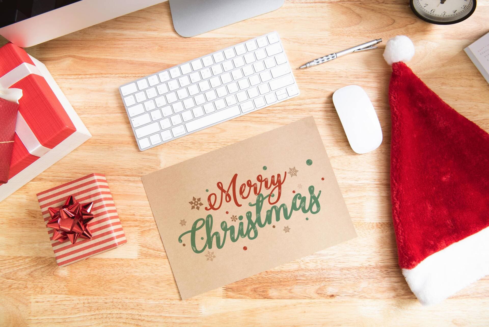 9 ý tưởng trang trí bàn làm việc đón mùa Noel đẹp, lung linh