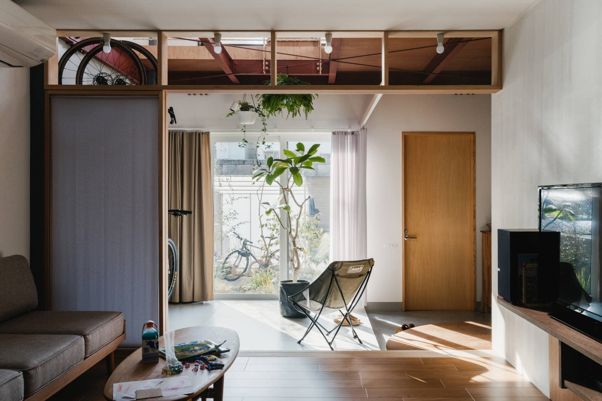 Cải tạo ngôi nhà 3 tầng 30m2 lấy cảm hứng từ đồ chơi gia đình của những đứa trẻ