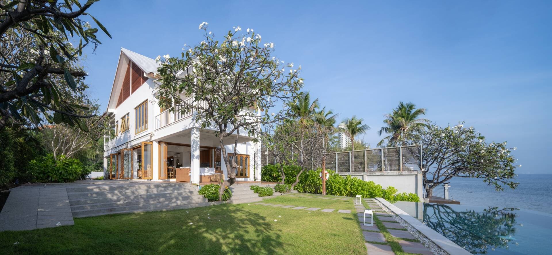 Cải tạo nhà 50 năm tuổi, ưu tiên không gian bán mở để đắm mình vào khung cảnh biển xinh đẹp