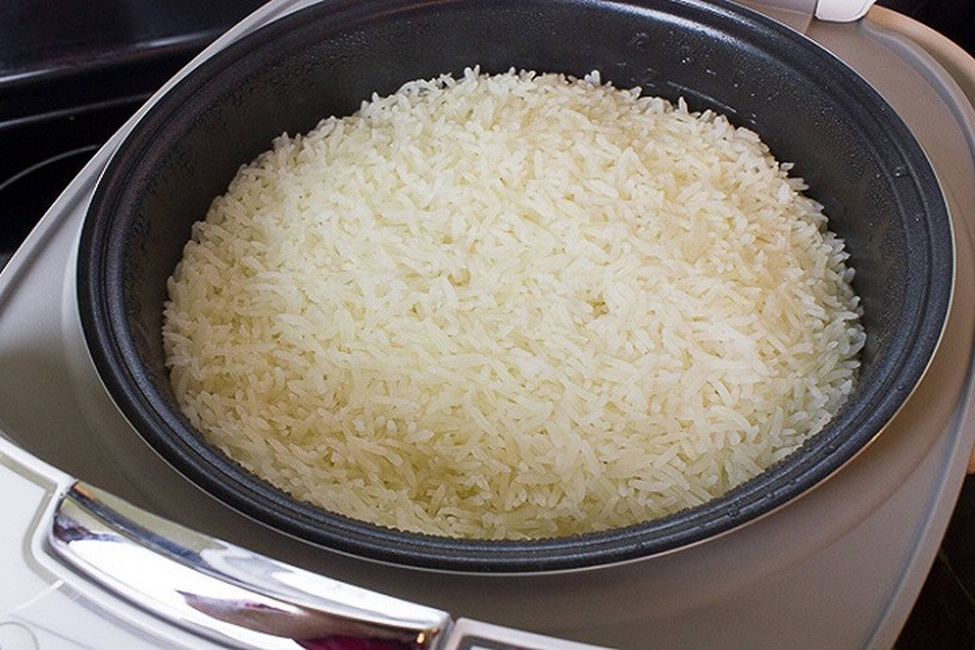 Khắc phục 4 lý do khiến nồi cơm điện nấu bị sống