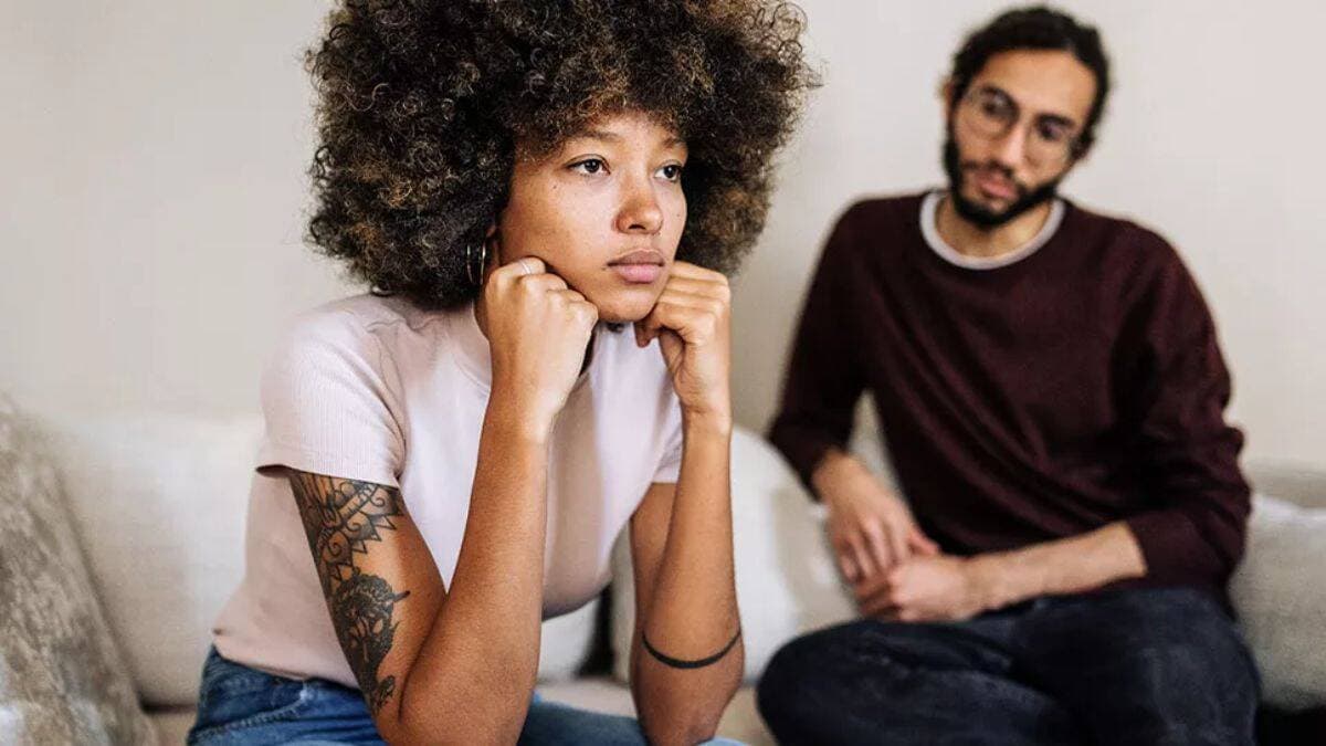 Silent treatment là gì trong tình yêu? Dấu hiệu và cách xử lý