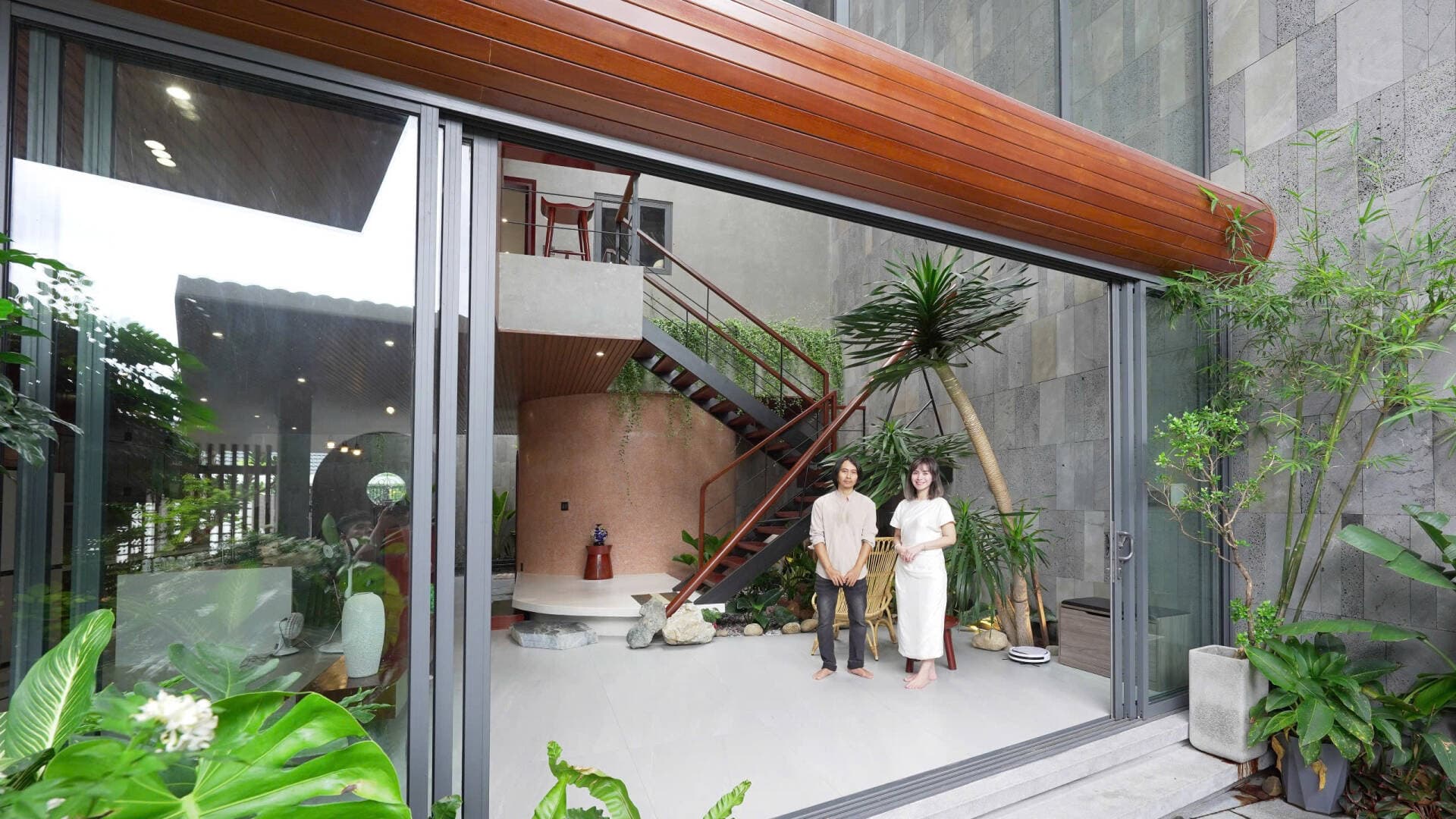 Cùng Admin Cao Tuyết Minh ghé thăm ngôi nhà vừa đương đại, vừa truyền thống của NSND Hữu Từ
