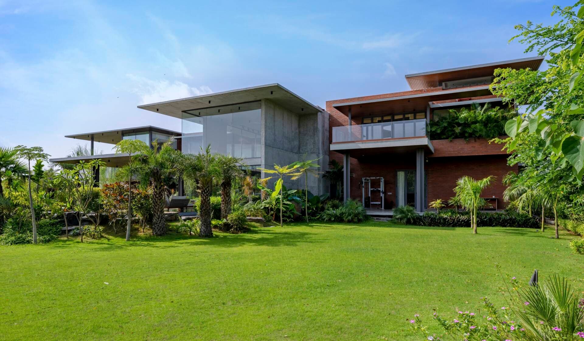 Forest of Joy House – Nhà ngoại ô bao quanh bởi vườn cây xanh mát