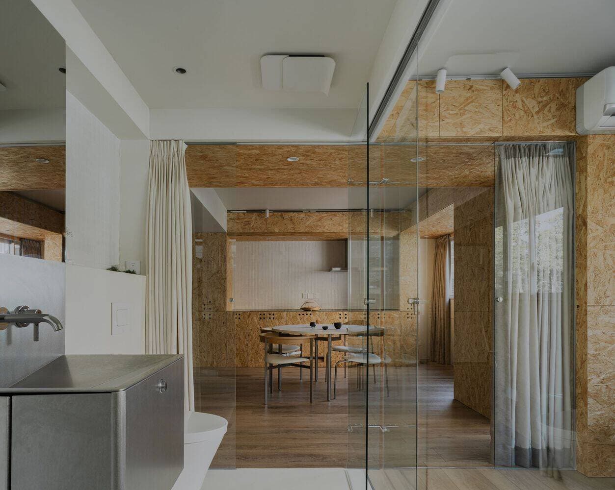 Cải tạo căn hộ 65m2 House C 43 năm tuổi, tối ưu chi phí với tường làm bằng ván ép từ gỗ tái chế