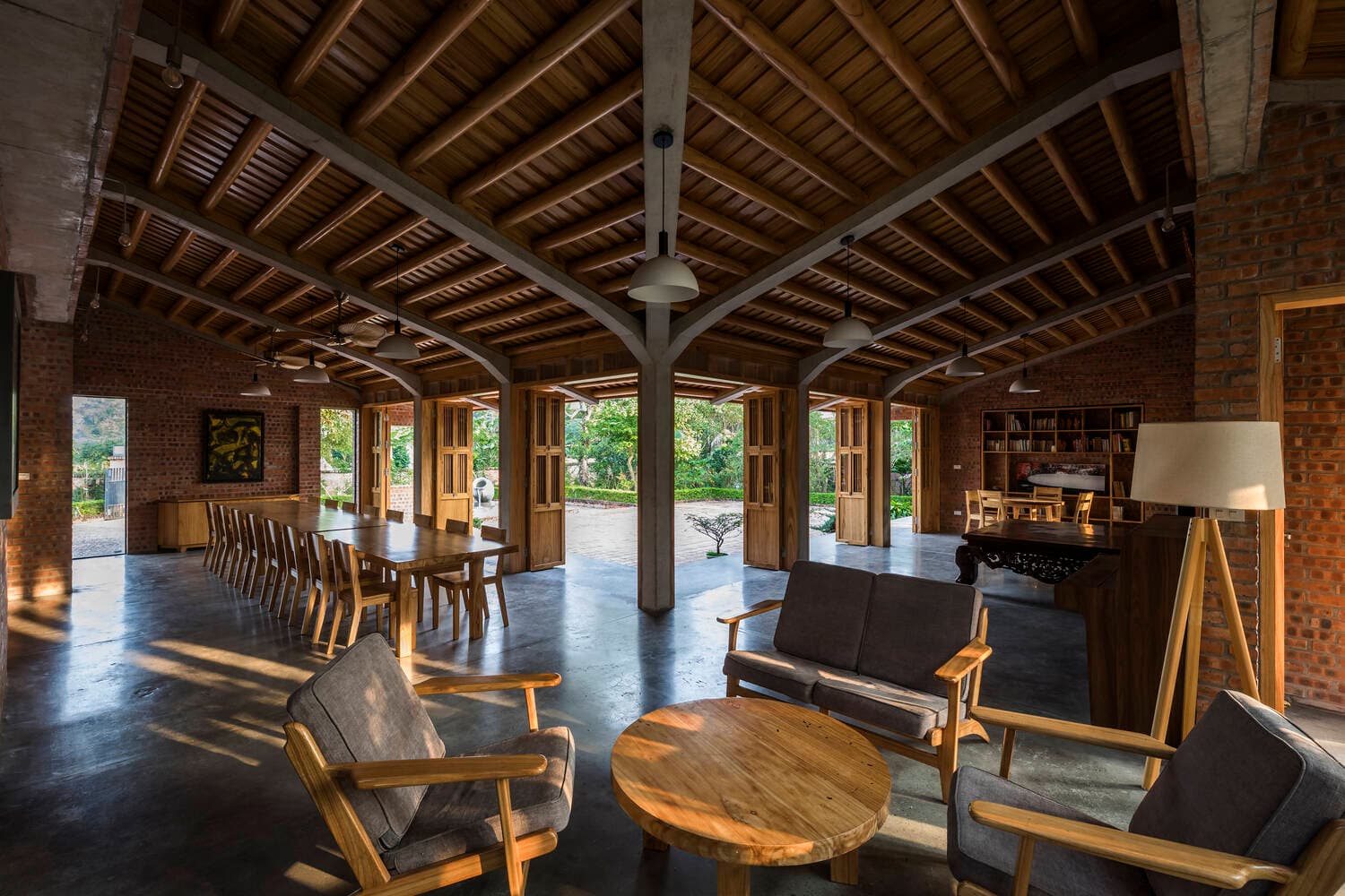X House - Nhà nông thôn sử dụng gỗ xoan truyền thống