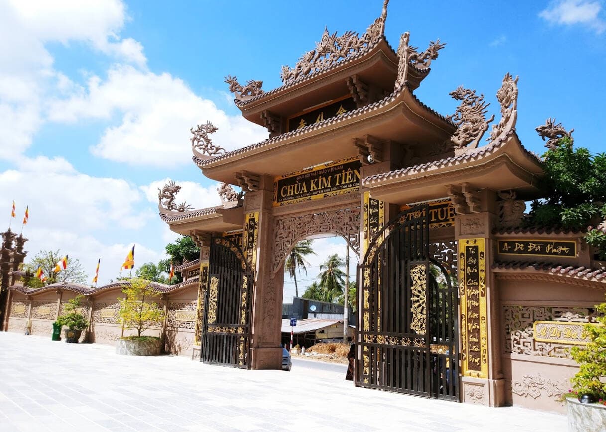 Không chỉ là cổng vào chùa, cổng tam quan còn là “cánh cửa may mắn” ít người biết