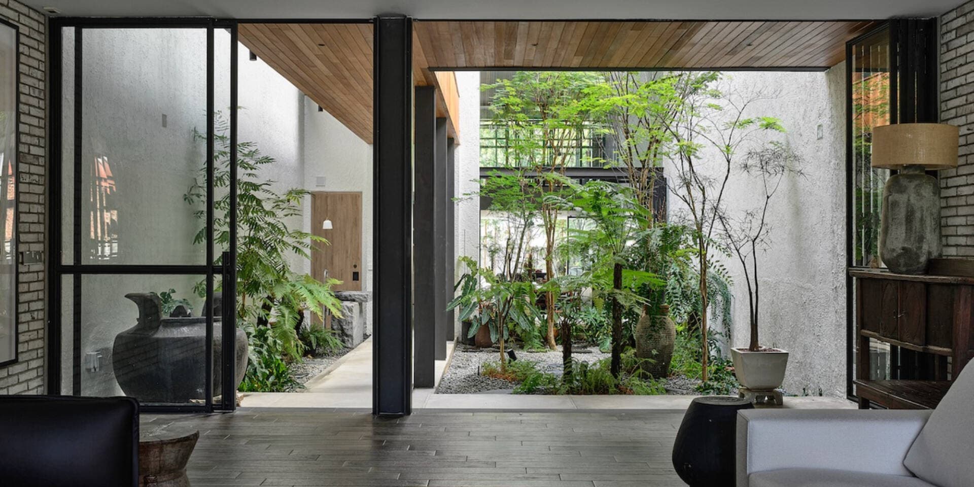 Ngôi nhà 2 tầng “hướng nội” mang đậm tinh thần Wabi Sabi Nhật Bản