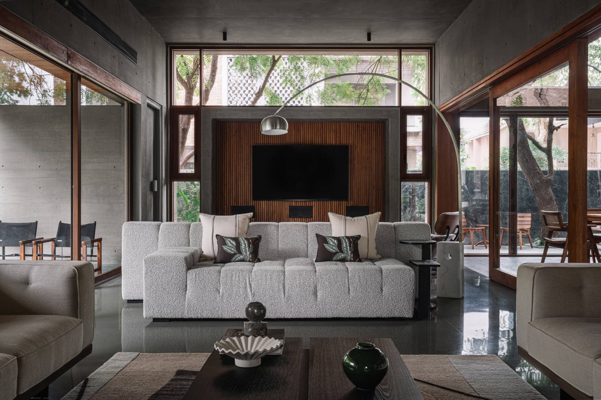 Không chặt một cây nào, vẫn xây nên ngôi nhà 3 tầng mang tinh thần Brutalism