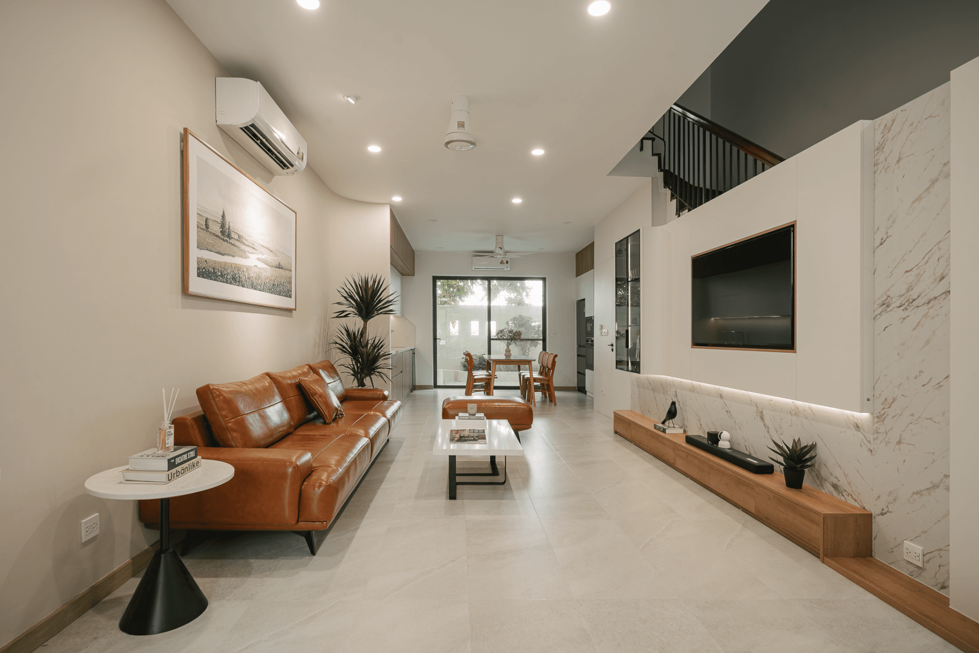 Cải tạo MoBé House: Lột xác căn nhà liền kề thành tổ ấm ba thế hệ tràn ngập ánh sáng và kết nối