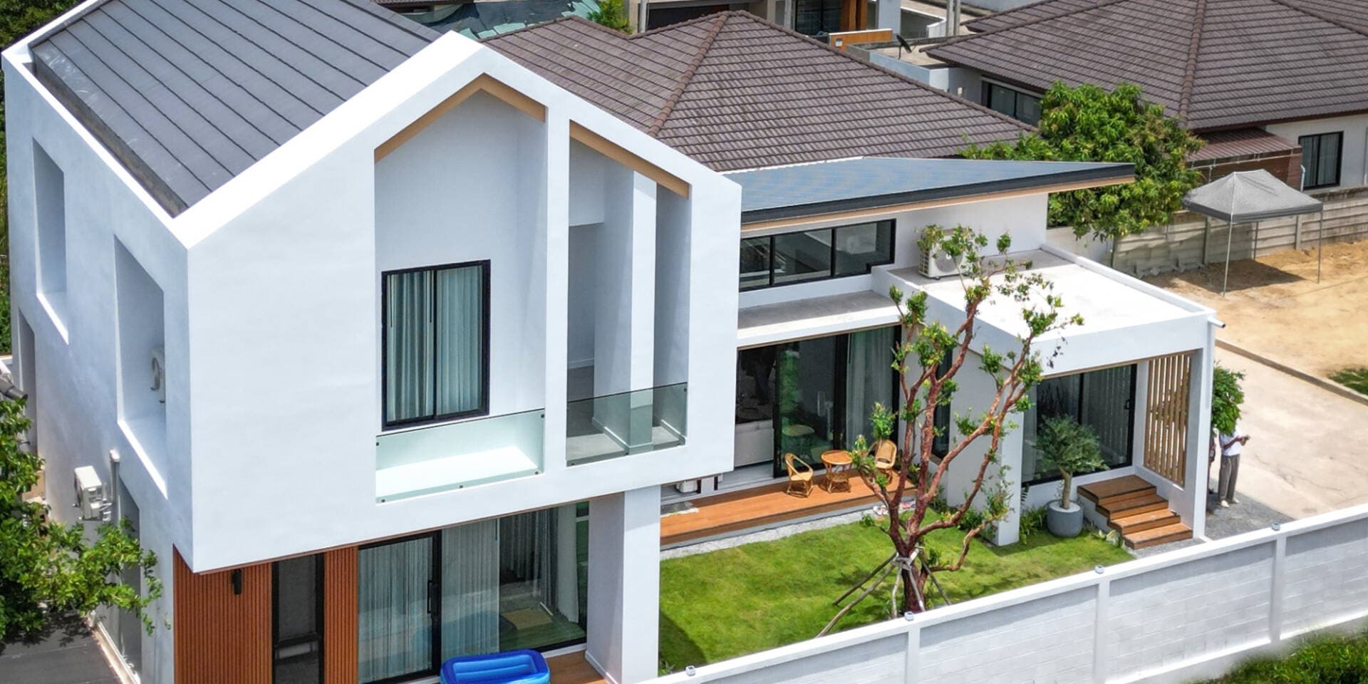 Nhà chữ U gói gọn khoảng trời riêng nhưng vẫn tràn ngập nắng gió và cây xanh