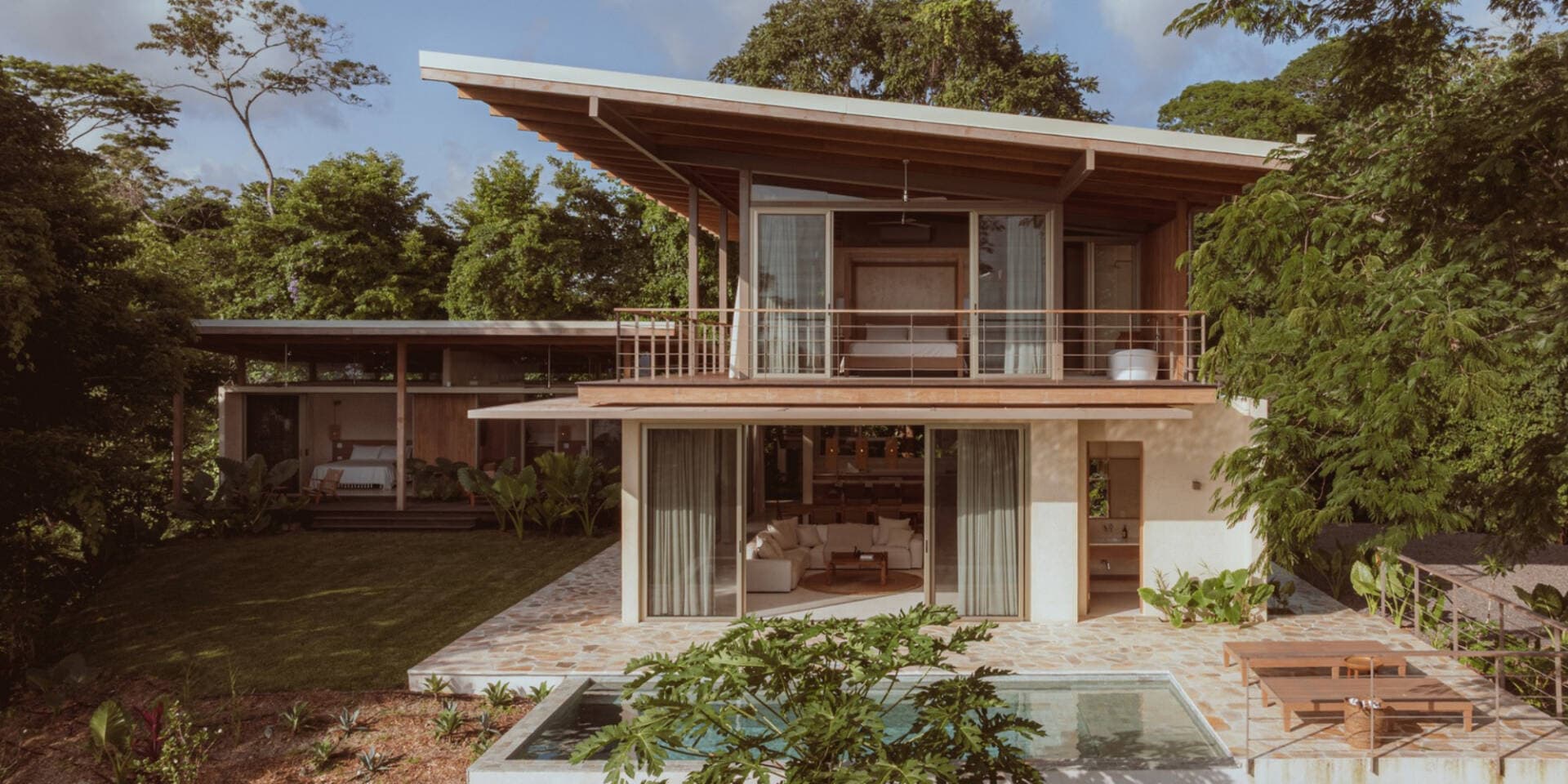 Nhà 2 tầng House Solomia tận dụng sườn núi dốc để mở tầm nhìn ra biển lớn