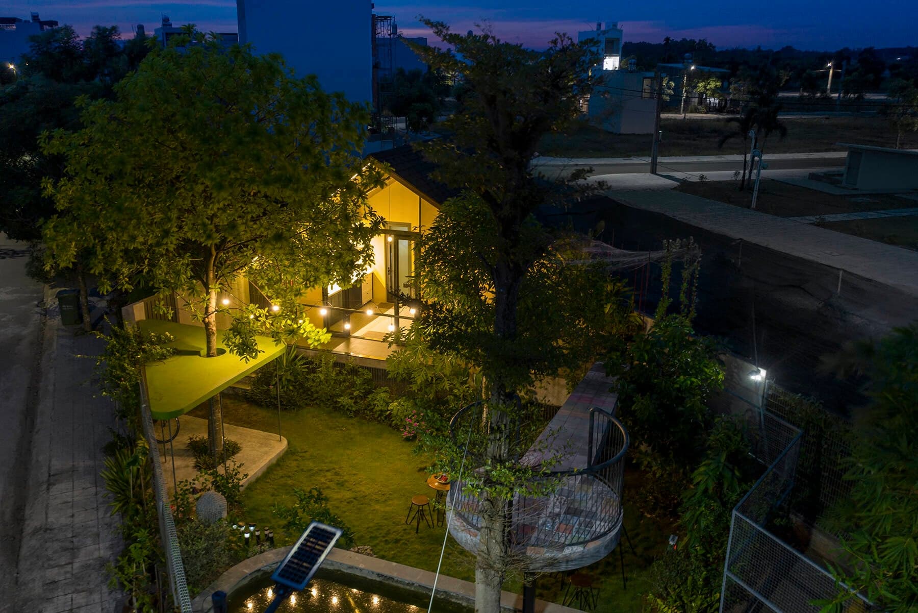 Nhà 50m² trên khu đất 200m² tại Long An, thiết kế xoay 45° để đón gió, làm vườn và nuôi gà