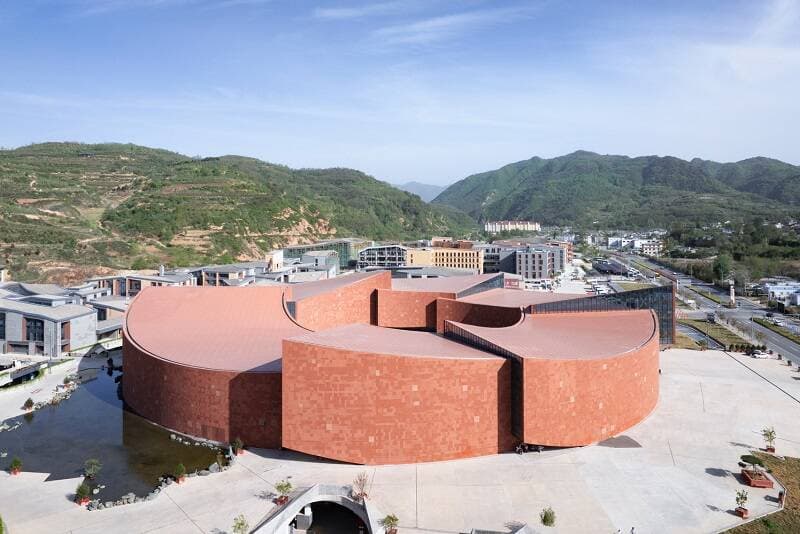 Maiji Mountain Visitor Center – Khi kiến trúc chọn cách im lặng giữa miền di sản ngàn năm
