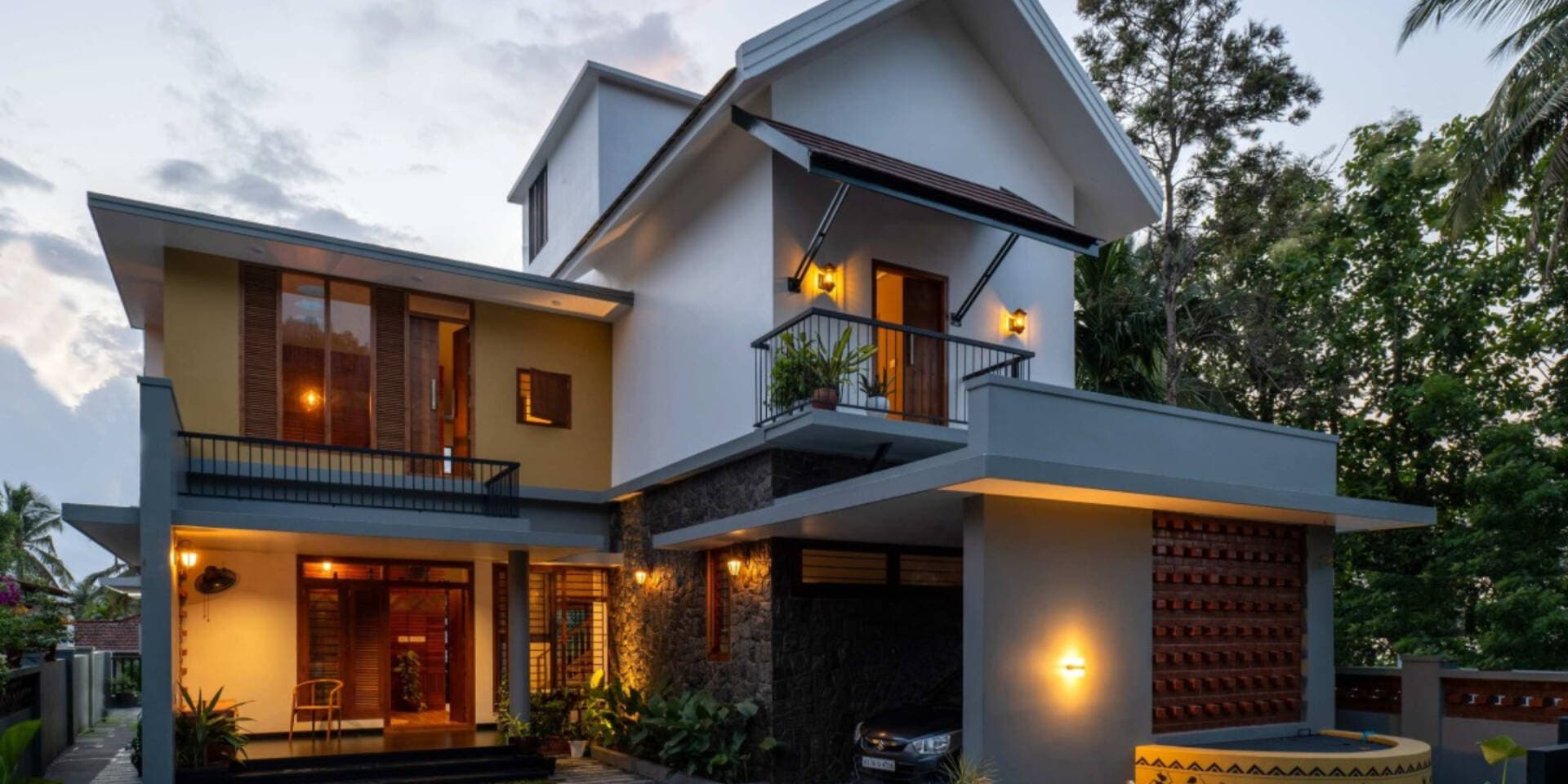 Nhà 2 tầng của vợ chồng giáo viên thiết kế sân trong và thông tầng để nuôi dưỡng không gian học tập