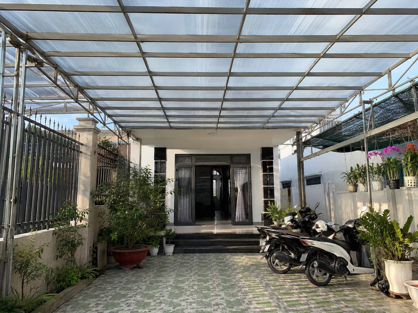 Mái canopy là gì? Phân loại, ứng dụng và cách chọn vật liệu phù hợp