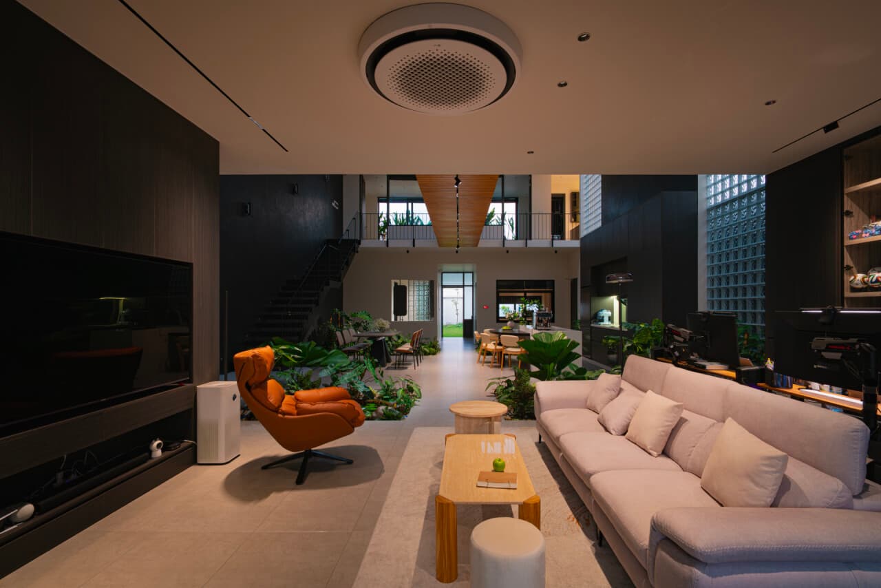 Nhà phố Nguyên’s House 210m2 thiết kế đóng ngoài mở trong với khoảng thông tầng ngập ánh sáng