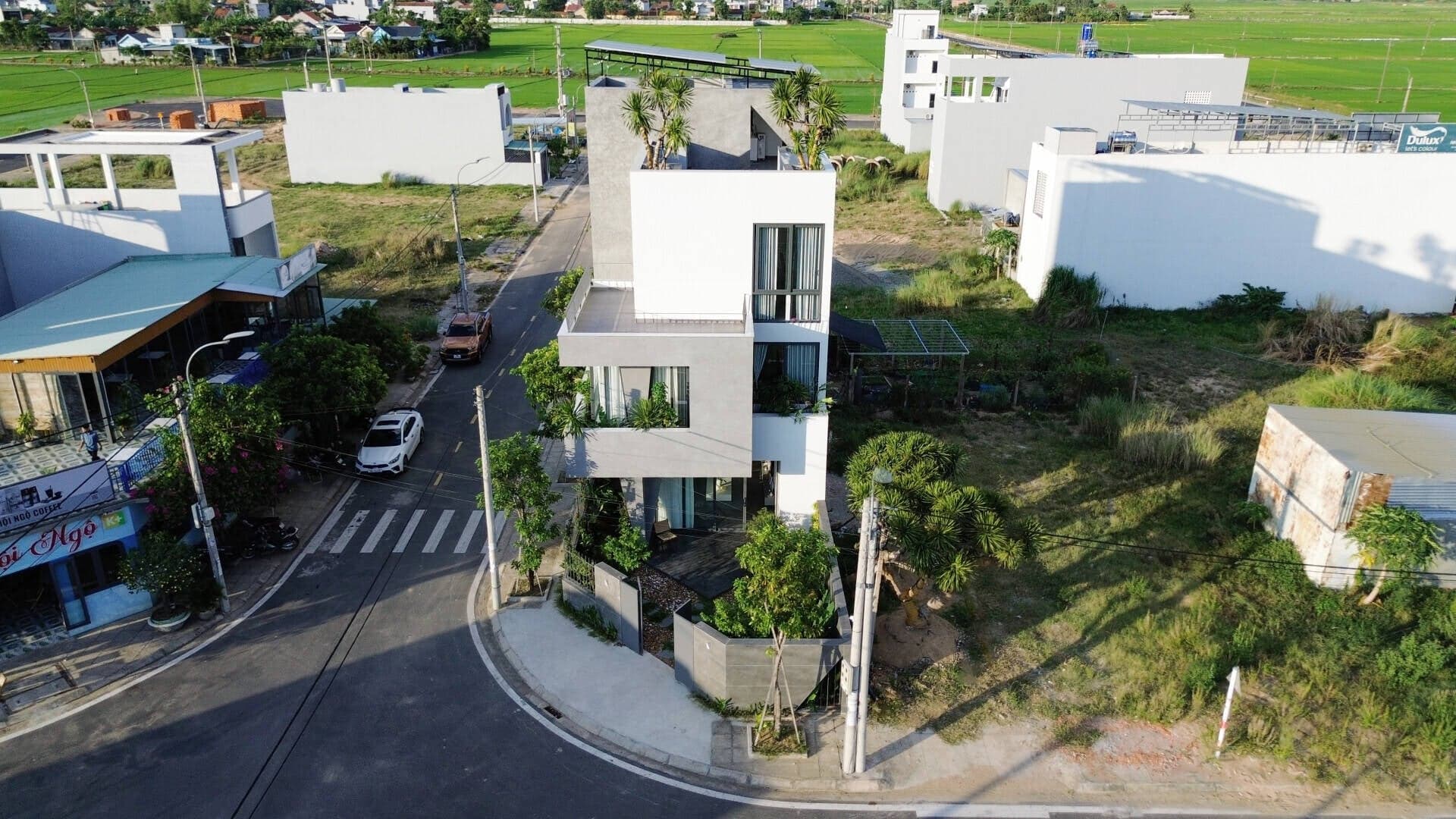 LT House – Nhà hiện đại 340m² tại Đắk Lắk nổi bật với kiến trúc mở và hệ sân vườn kết nối thiên nhiên