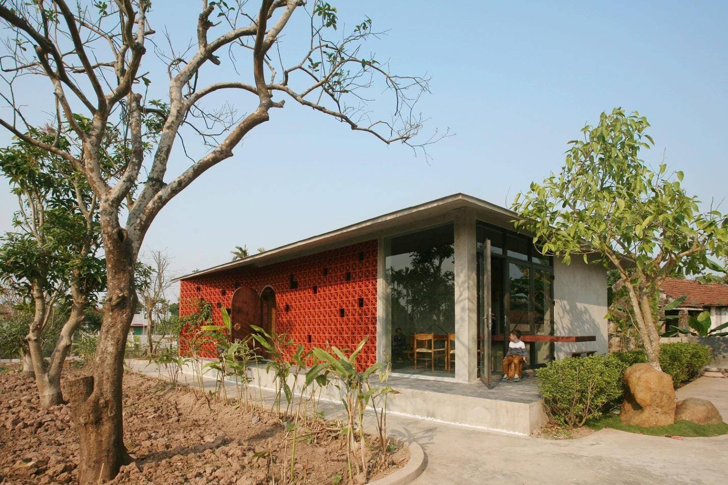 Nhà quê thời hiện đại: Chỉ 78m2, nổi bật với gạch thông gió, là nơi người mẹ sống thoải mái và vui vầy bên con cháu