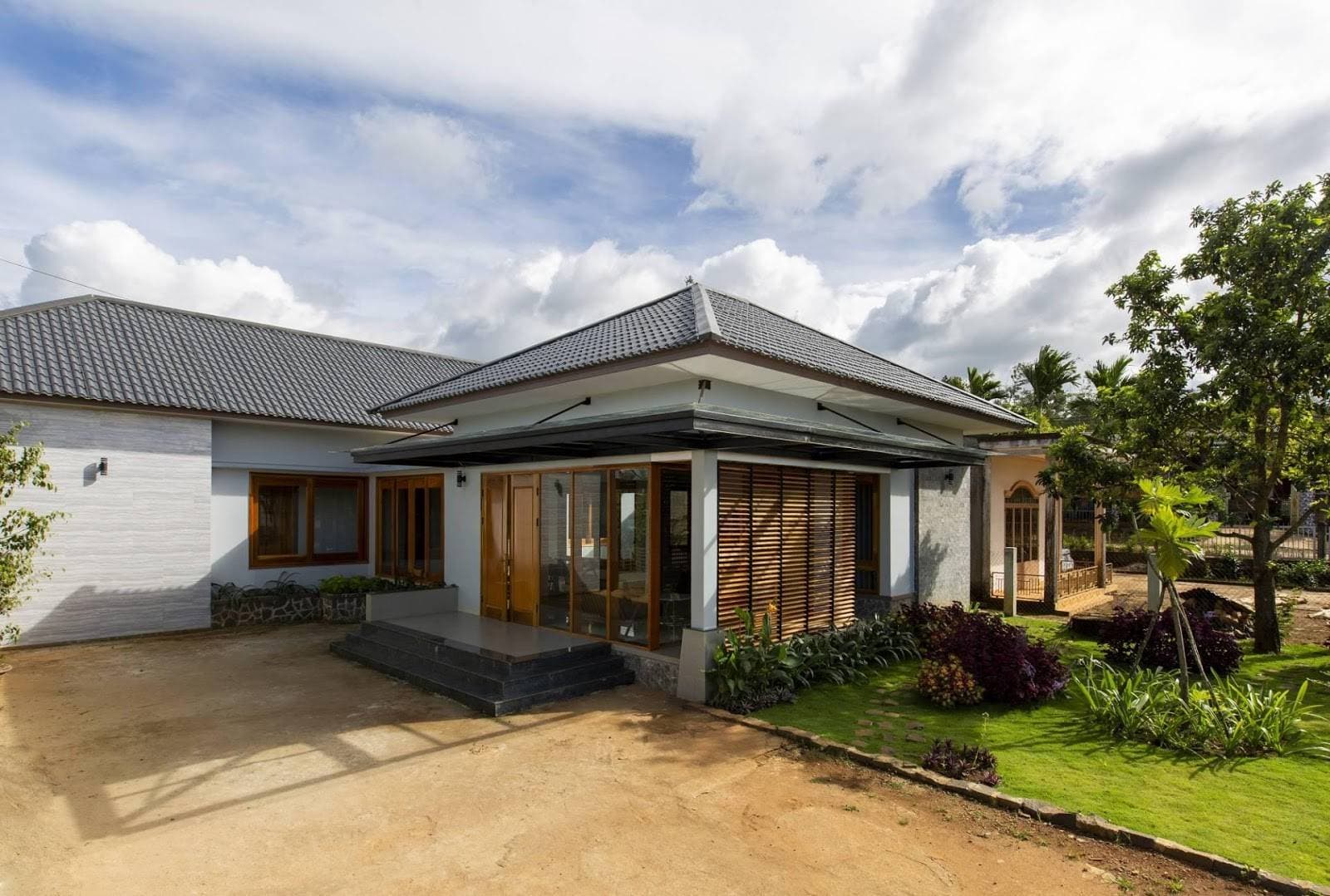 Thiết kế chống nóng hợp lý giúp nhà hướng Tây chỉ tốn chưa đến 300 nghìn tiền điện mỗi tháng