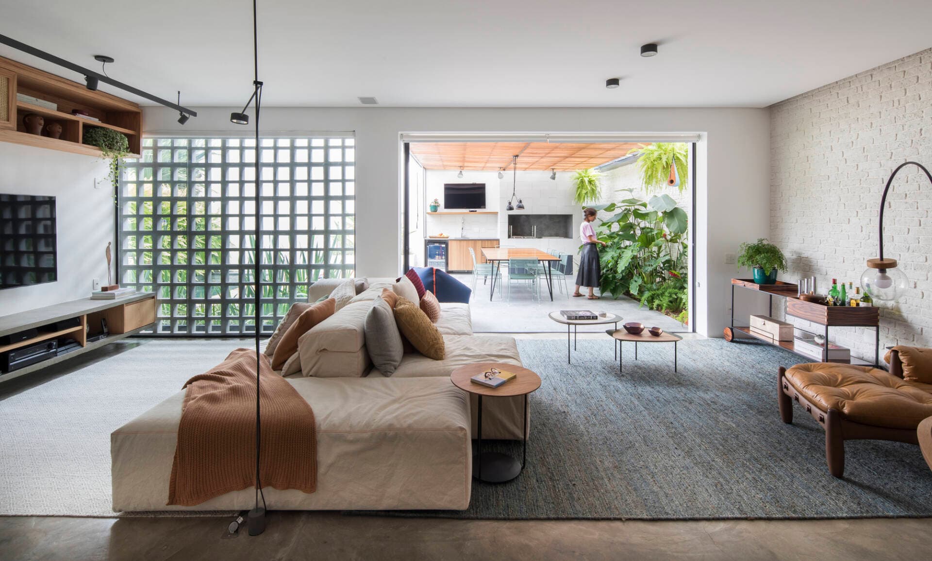 House Dezoito - Tổ ấm của cặp vợ chồng và 3 con nhỏ, lặng lẽ lưu giữ từng khoảnh khắc ấm áp của gia đình