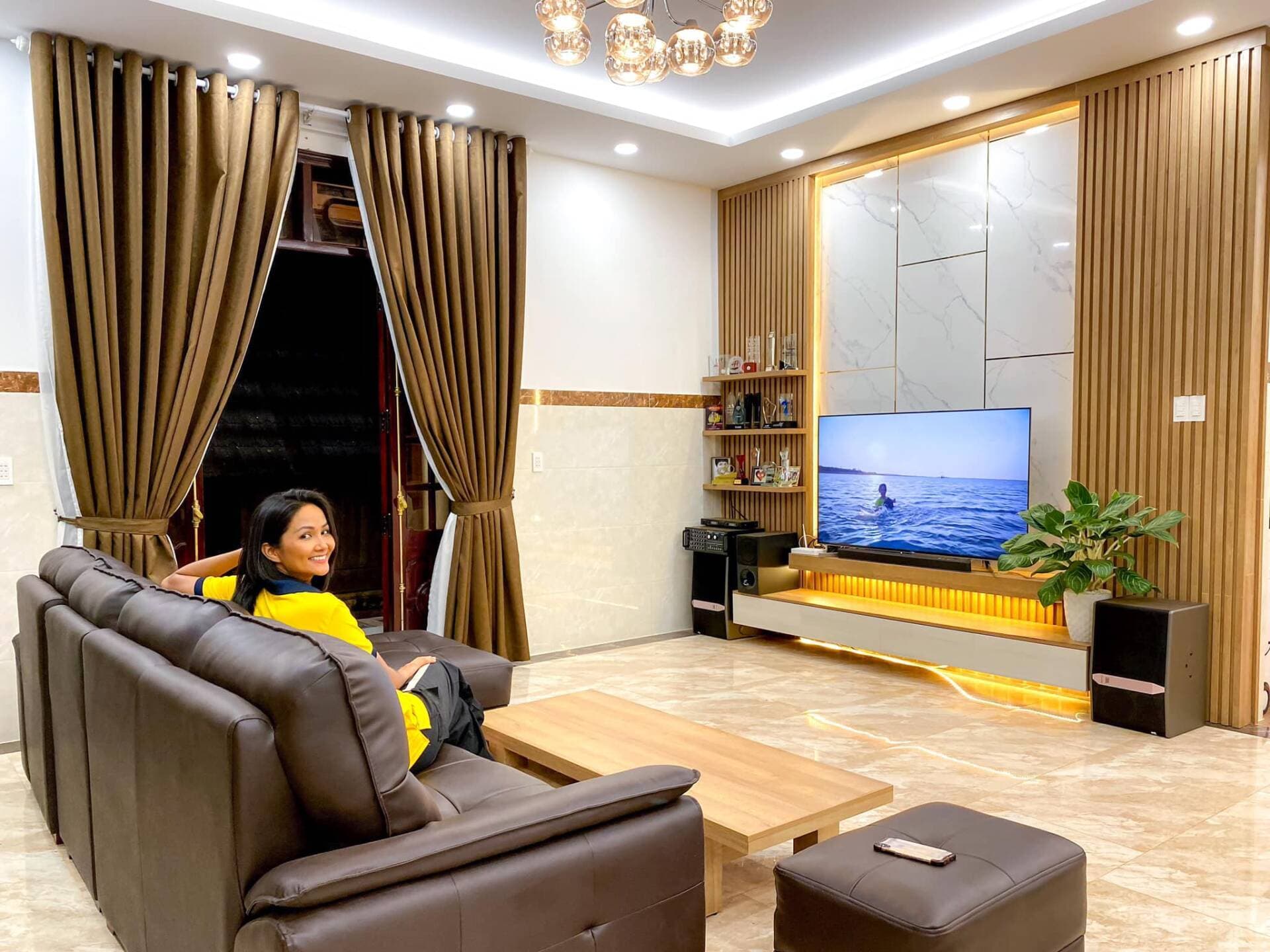 Hoa hậu H’Hen Niê dành 2,5 tỷ đồng cải tạo nhà, thẳng thắn chia sẻ: “Đồ nội thất không quá xịn”