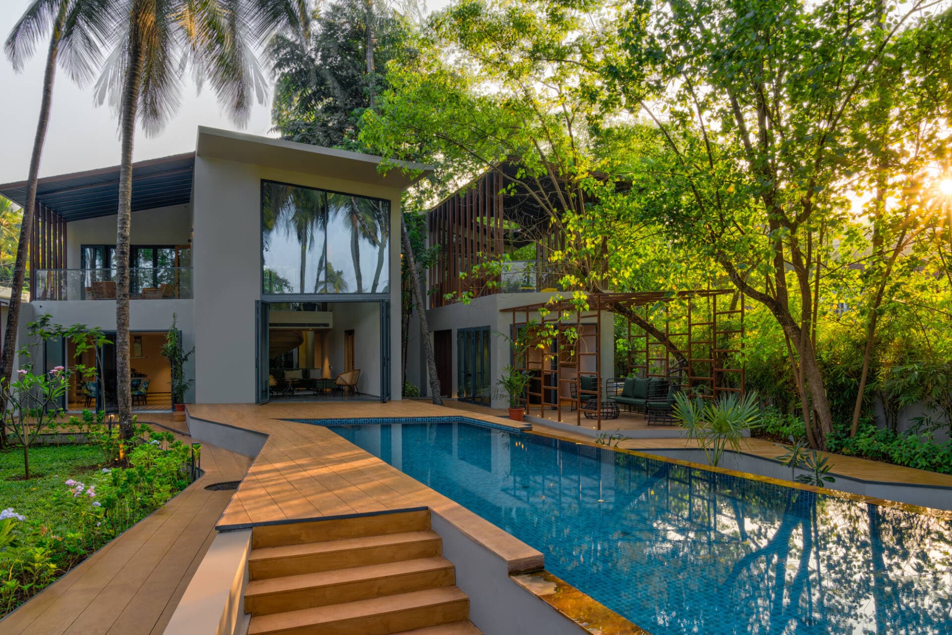 Có một Earth House êm đềm, yên ả, nằm dọc bên con kênh rợp bóng dừa trong ngôi làng cổ kính