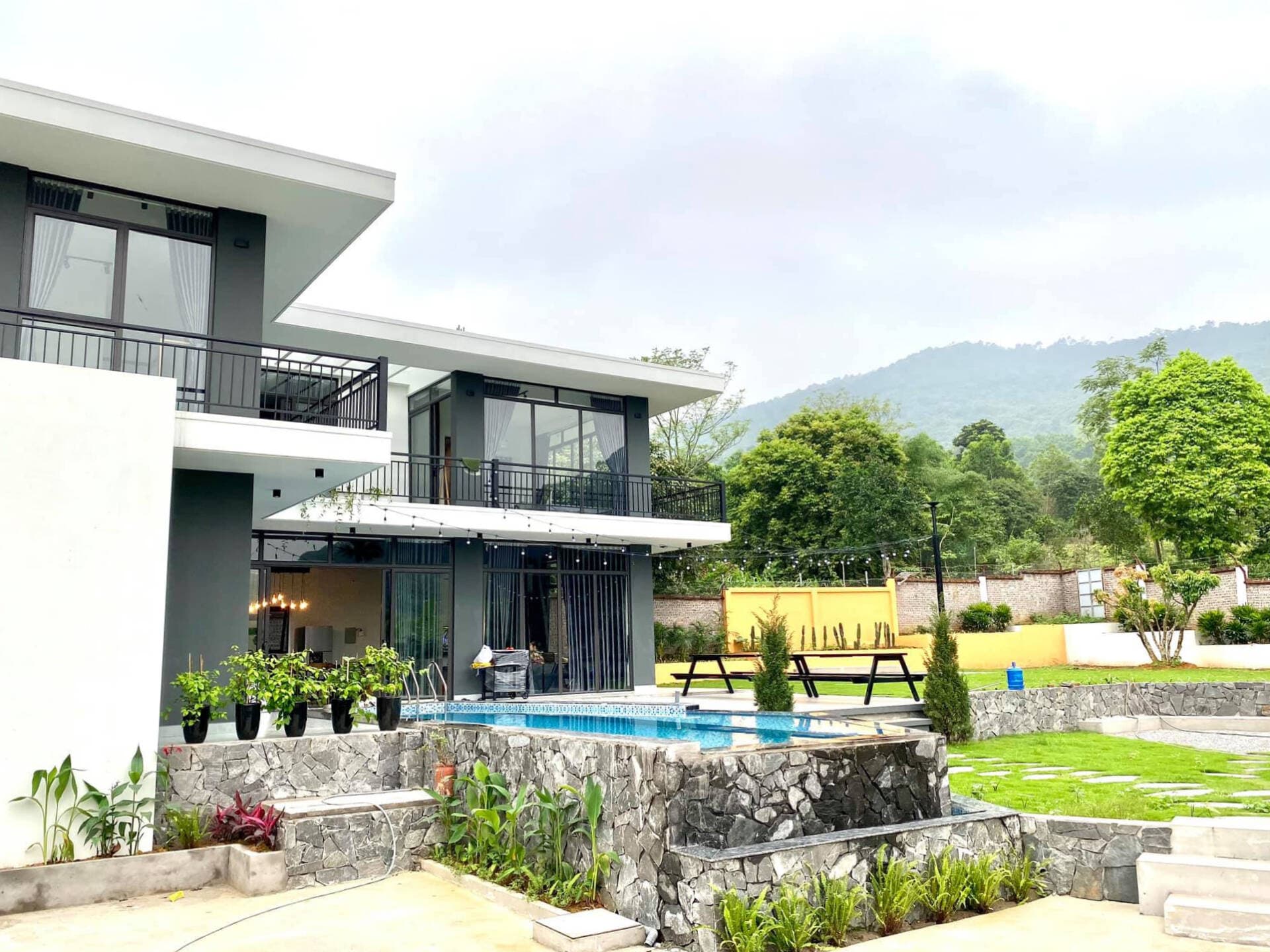 Nhà 2 tầng 140m2 ở ngoại thành Hà Nội, là chốn nghỉ ngơi lý tưởng của gia chủ vào cuối tuần