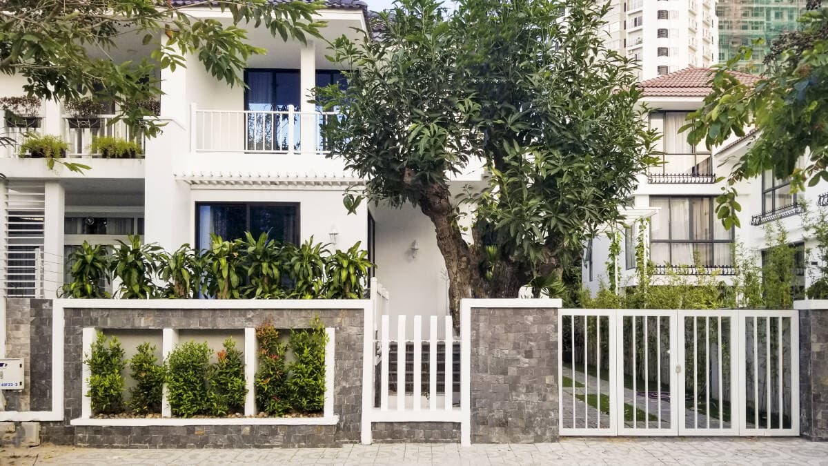 Biệt thự 3 tầng dành 50% diện tích cho sân vườn giúp không gian sống luôn trong lành, thoáng đãng