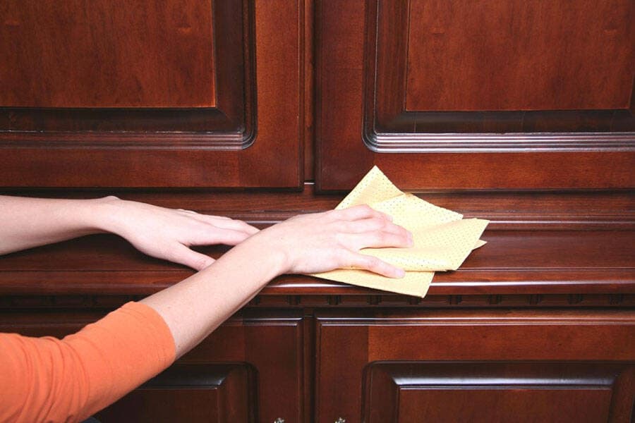 Cách vệ sinh đồ nội thất gỗ sáng bóng không bị xây xước