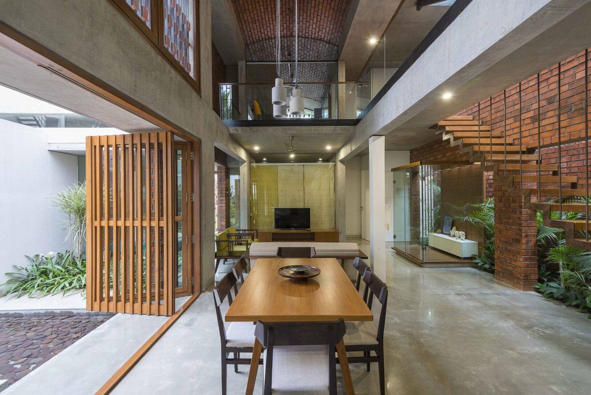 Nhà phố xây bằng gạch đất nung, bố trí kết hợp khoảng thông tầng, giếng trời và sân vườn đầy ấn tượng