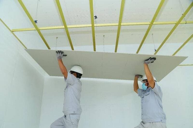 Nhà mái tôn có nên làm trần thạch cao không? Ưu nhược điểm và cách thi công để hạn chế nứt dột
