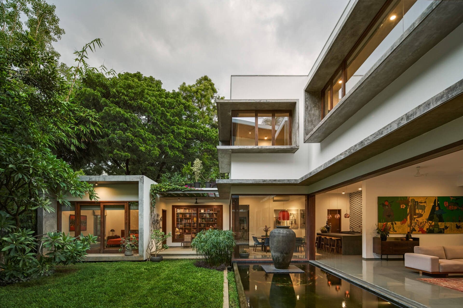 Raintree House - Ngôi nhà nằm dưới tán cây cổ thụ khổng lồ, độc đáo với 2 khoảng mở hài hòa với thiên nhiên