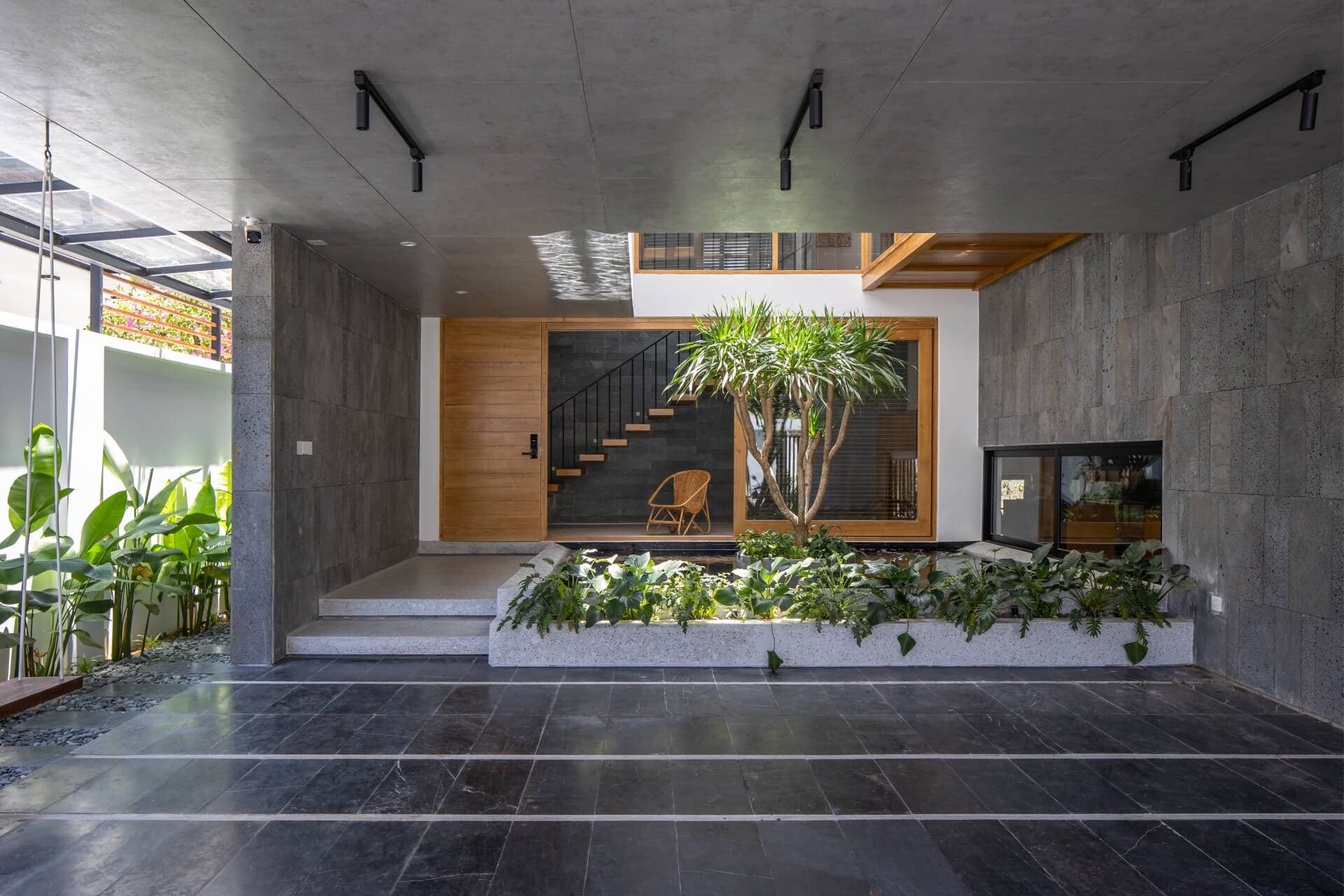 TT House kết hợp uyển chuyển giữa hồ nước, giếng trời và cầu thang, tạo hiệu ứng thị giác ấn tượng