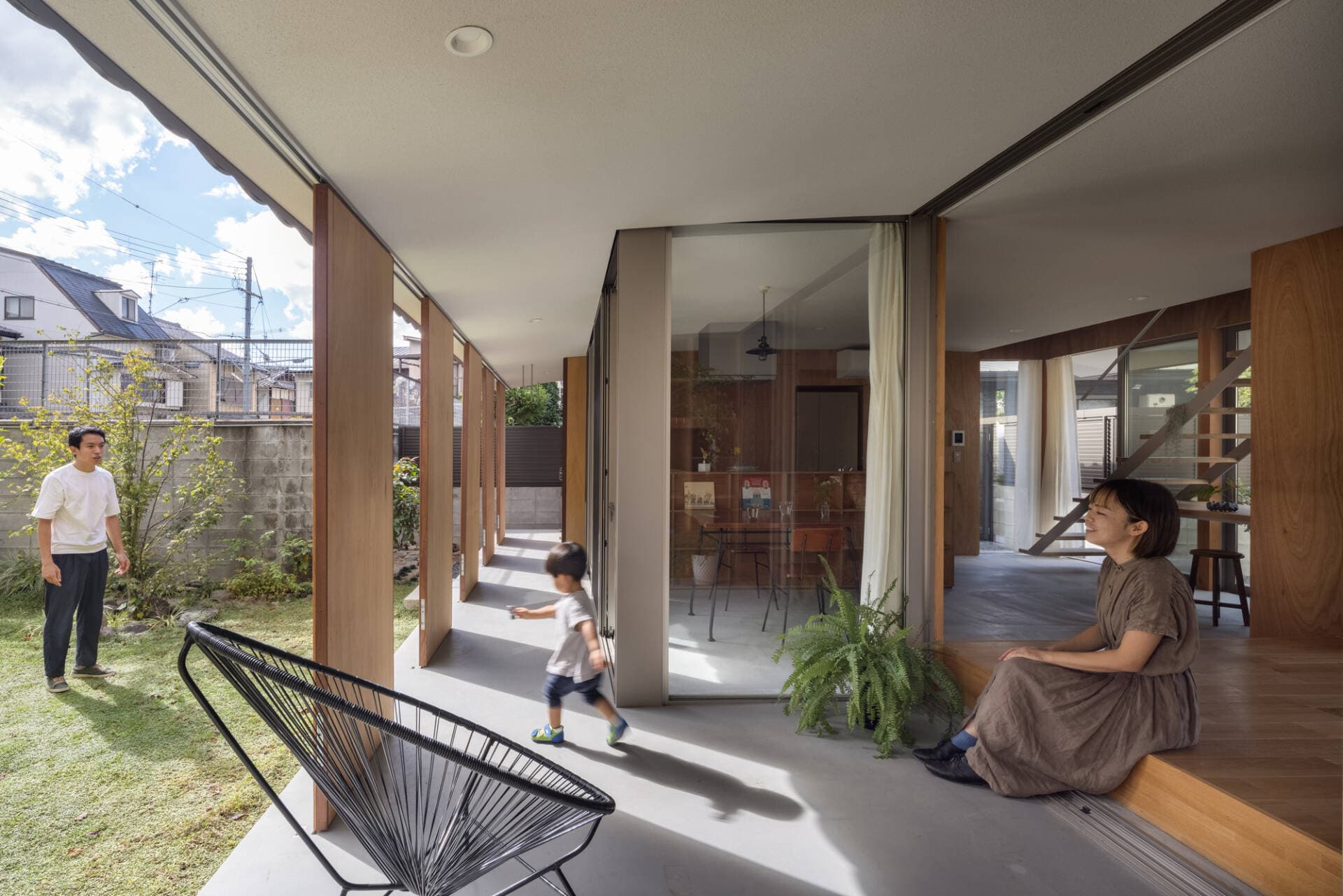 Domain House thiết kế tường ngắn đan xen cửa kính lớn để linh hoạt đóng mở đúng chỗ khi cần