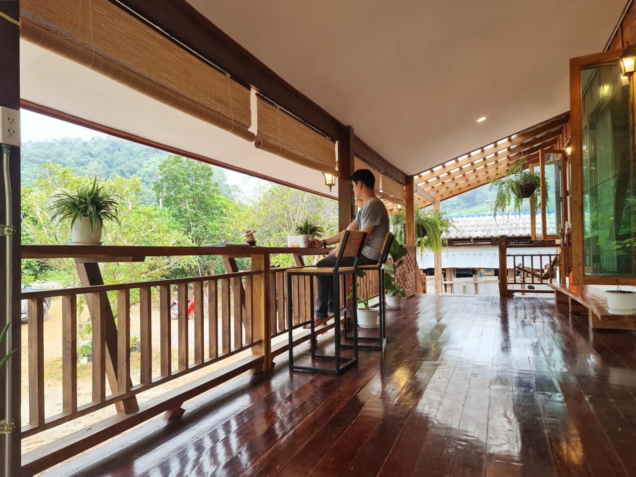 Nhà sàn gỗ Teak công năng 3 phòng ngủ, thiết kế hành lang chạy dọc 2 mặt nhà để làm mát hiệu quả