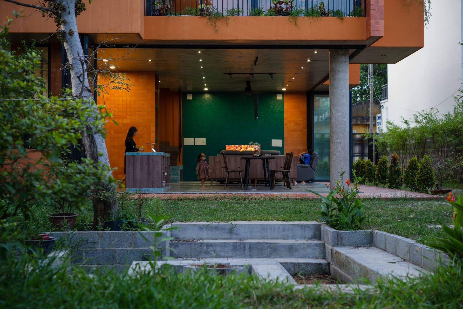 Thiết kế tầng 1 mở hoàn toàn với sân vườn để được đón luồng khí mát mẻ mỗi ngày