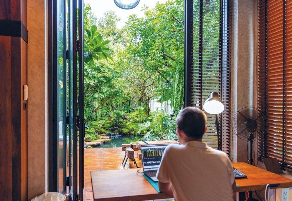 Nhà phố 200m2 thiết kế vườn bao quanh, để phòng nào cũng nhìn thấy cây xanh, ao cá và thác suối