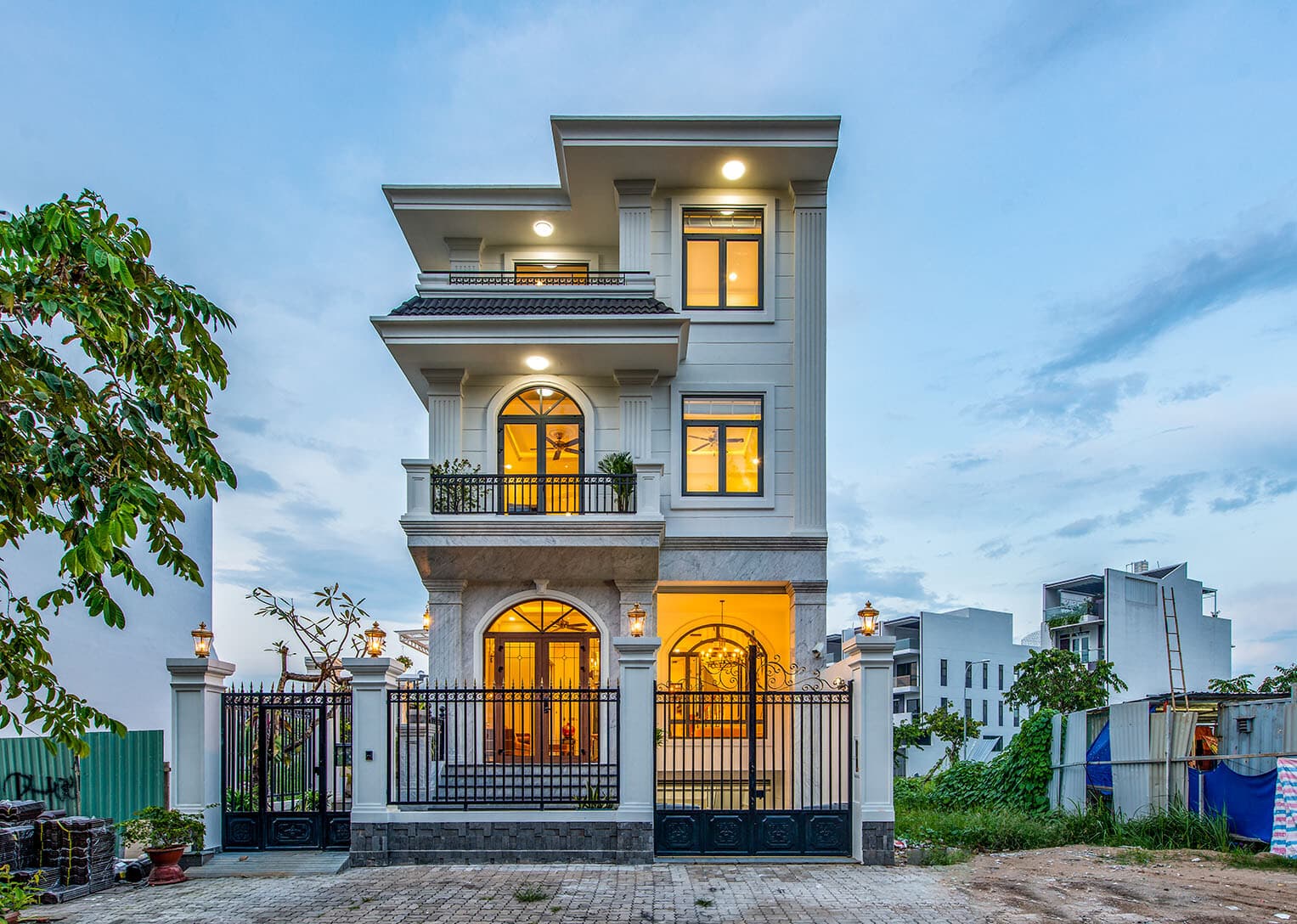 Biệt thự tân cổ điển mái bằng vẫn giữ được sức cuốn hút qua thời gian