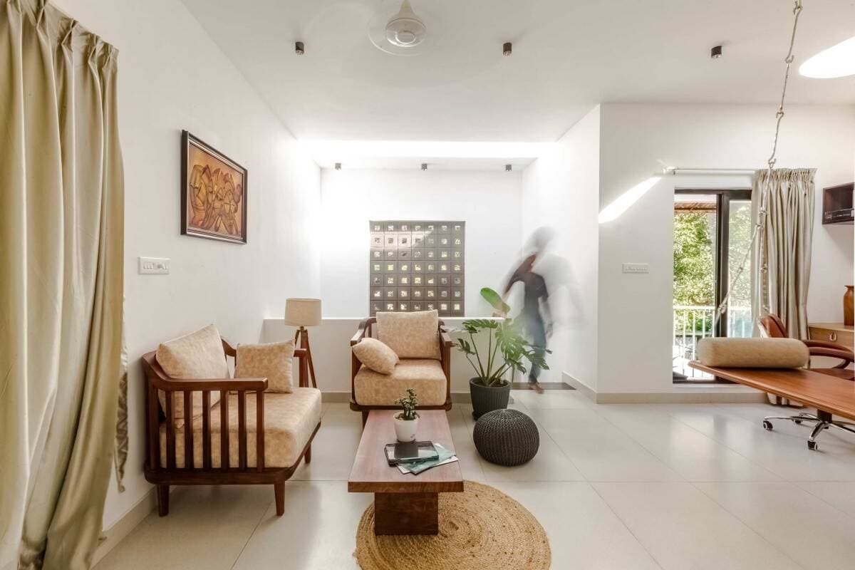 Nhà phố bọc kín bởi "2 lớp vỏ" để tránh nắng nóng nhưng bên trong vẫn thoáng sáng, dễ chịu