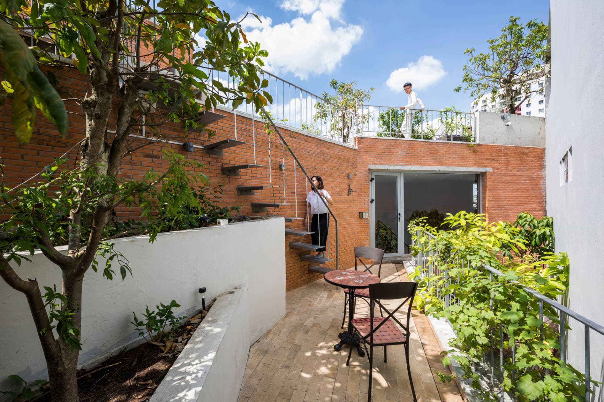Giữa Sài Gòn có một căn nhà phố xanh mát “từ trong ra ngoài” mang tên Hà House