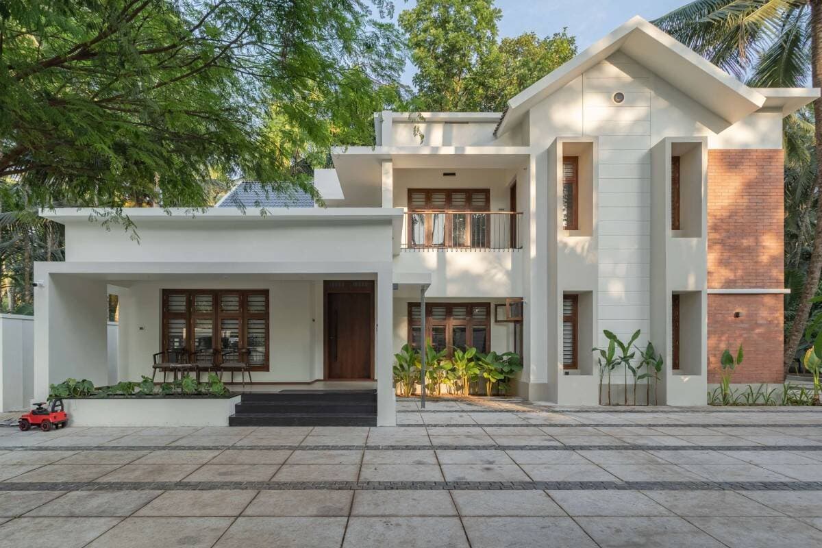 Nhà 2 tầng thiết kế 2 phòng khách riêng biệt để đáp ứng nhu cầu của gia đình đông người