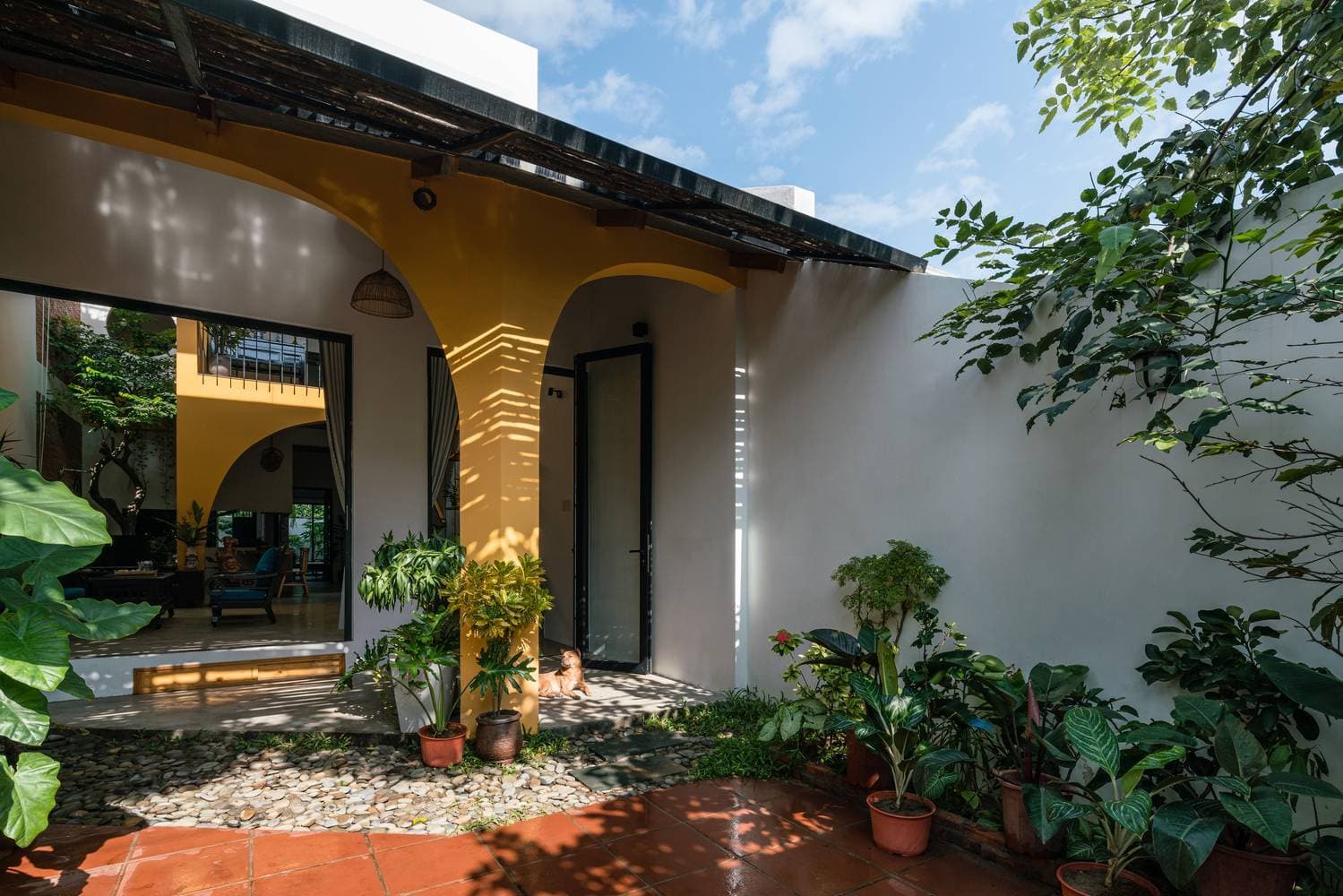KHE House gây rung động bởi nét trầm mặc và cổ kính đượm vẻ hoài niệm về phố cổ Hội An
