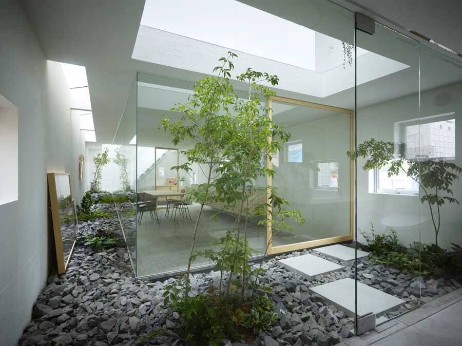 Học cách giải phóng không gian hiệu quả của ngôi nhà nhỏ 42m2, từ vườn cây đến những ô cửa