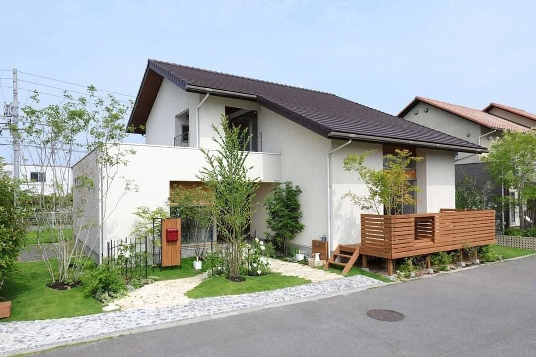 Nhà 1 tầng phong cách Muji, gây chú ý bởi vẻ ngoài hài hoà của mái dốc, sân trước và hiên gỗ