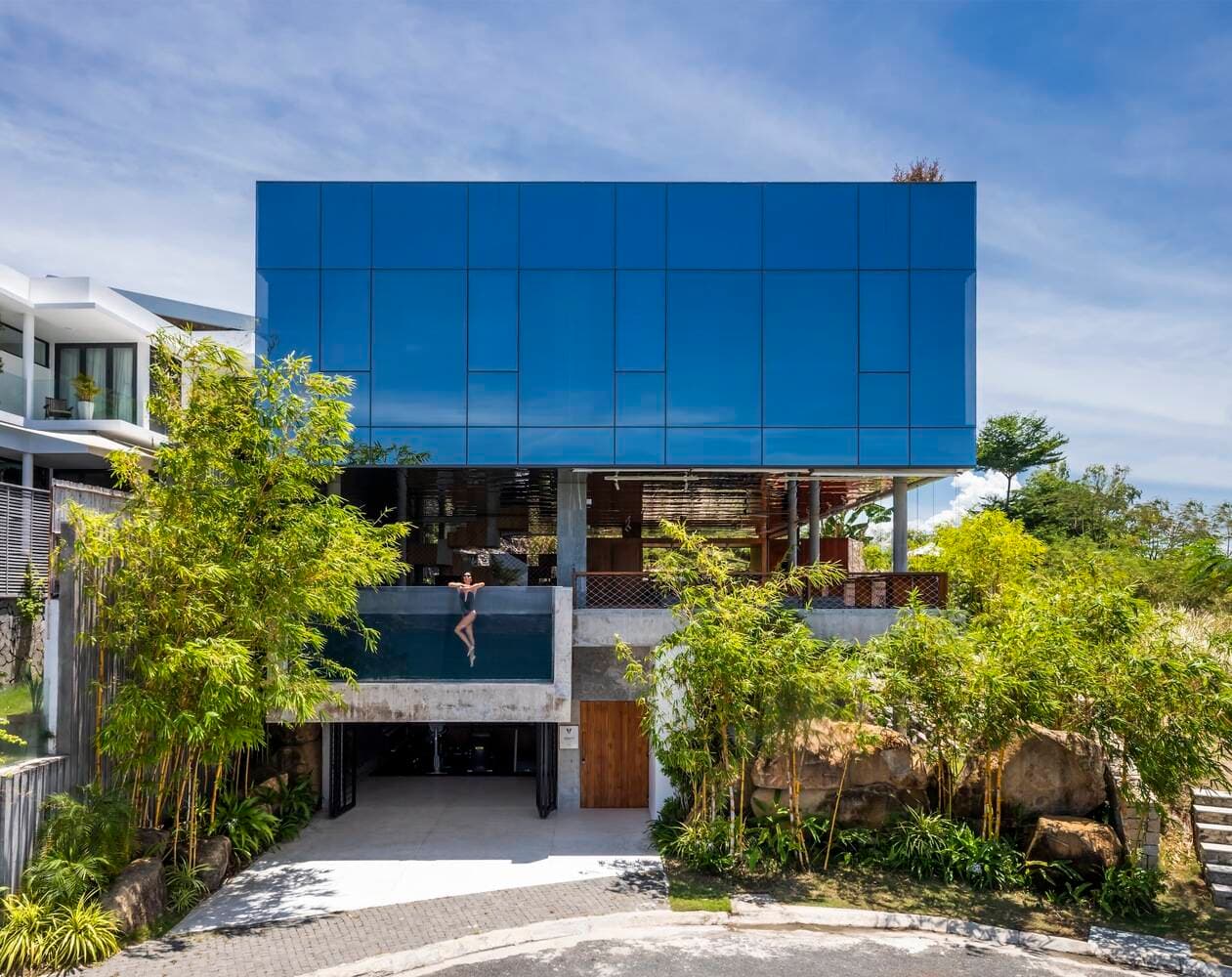 Biệt thự Nha Trang thiết kế như chiếc hộp gương, phản chiếu cảnh biển và núi lạ mắt