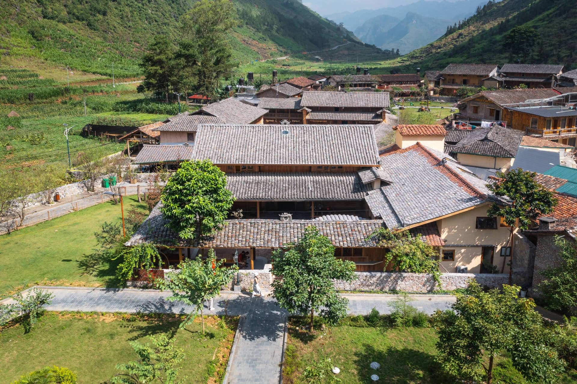 Homestay tái hiện nhà của người Mông ở Hà Giang qua ngói âm dương và tường đất