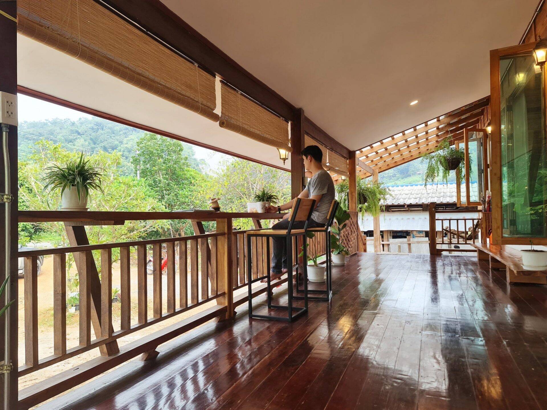 KTS tư vấn vật liệu lát sàn chống ẩm cho nhà vườn