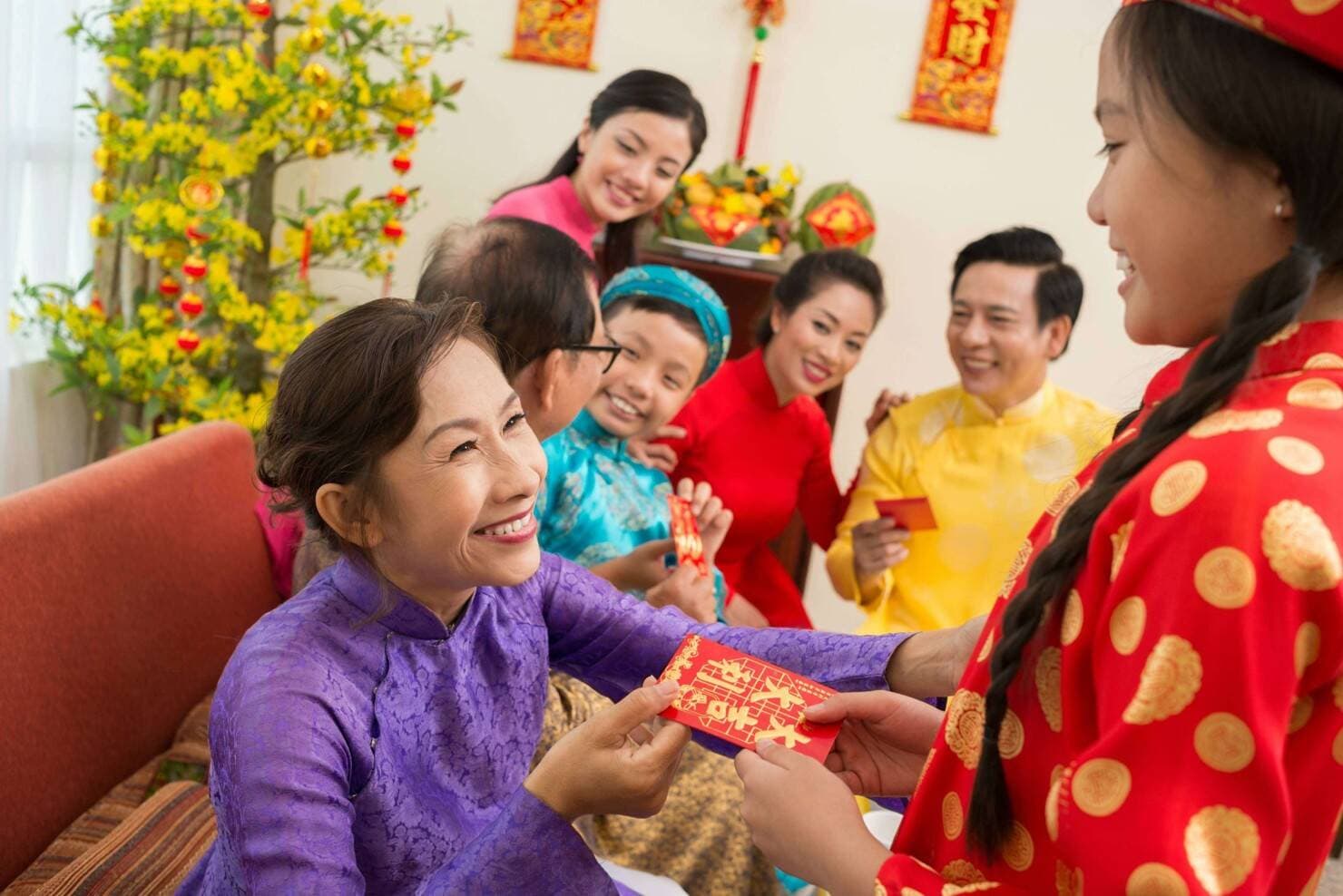 Mùng 1 Tết ngủ lại nhà người khác có được không?