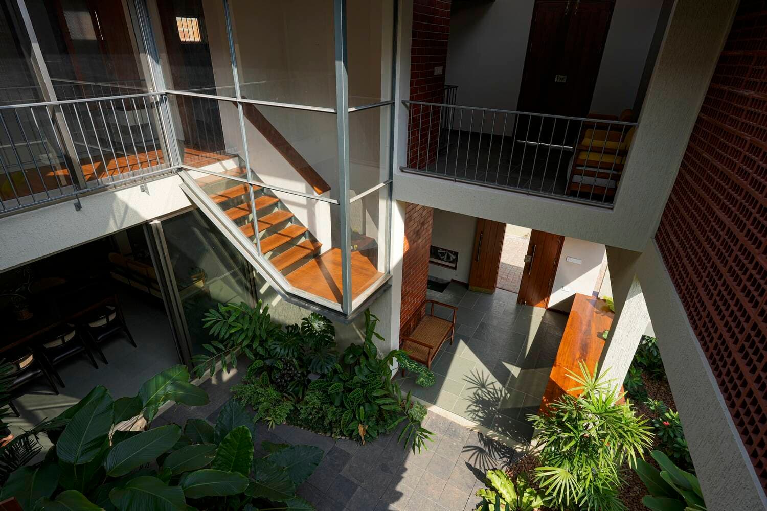 Nhà phố Meadows House của gia chủ thích làm vườn, viết lách