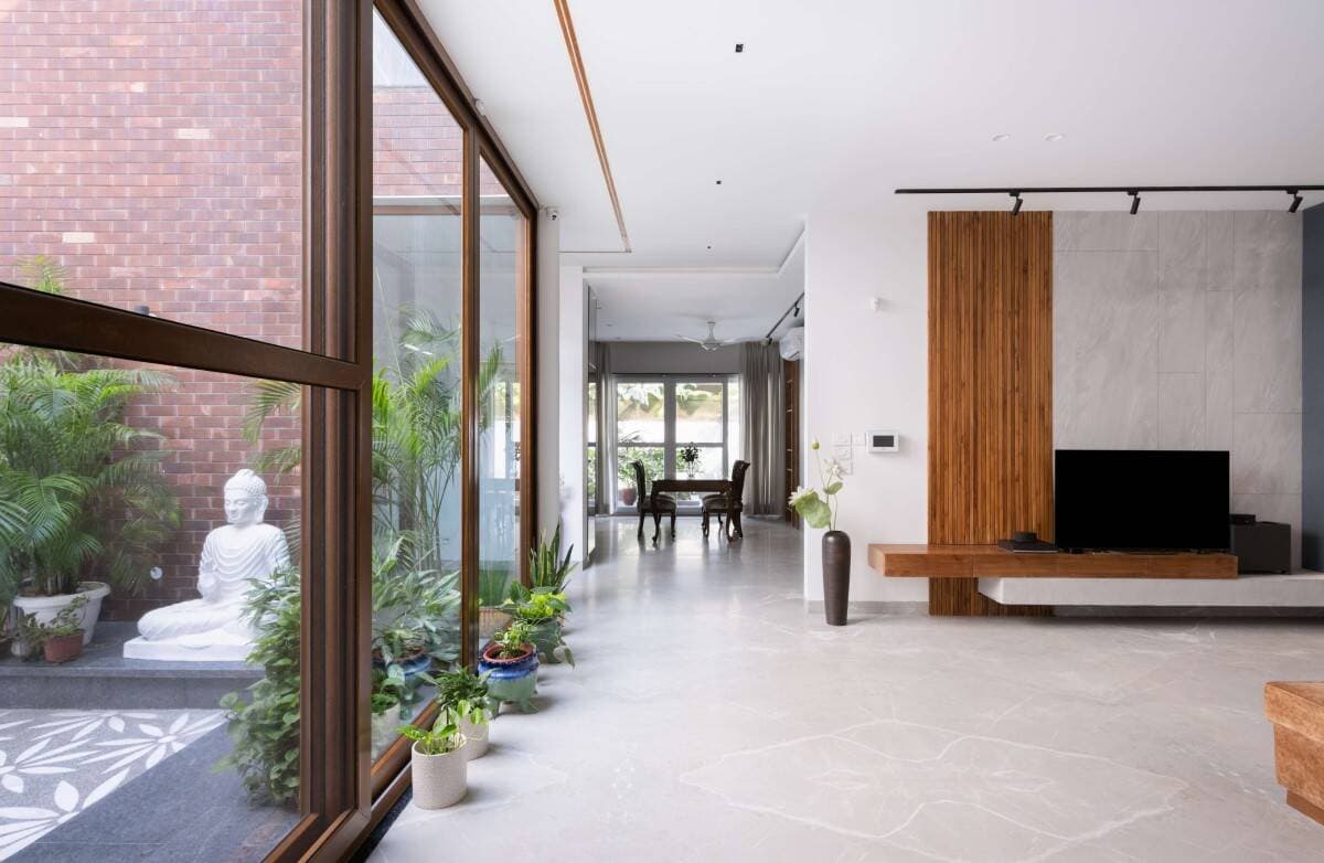 Học cách thiết kế giảm nhiệt, tạo khoảng thở từ nhà phố 2 tầng hiện đại
